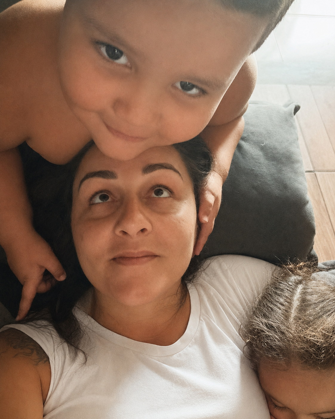 Equipe de mães acolhendo umas às outras em uma sala clara e humana